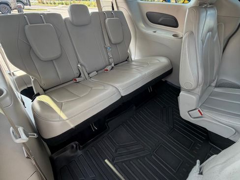 Used 2021 Chrysler Voyager Lxi image 10