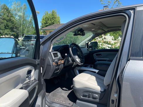 Used 2021 Nissan Titan SL w/ Moonroof Package AWD/4WD image 11