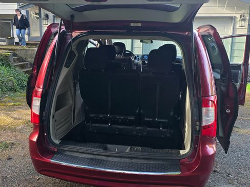 Used 2011 Chrysler Town & Country Touring w/ Driver Convenience Group image 10