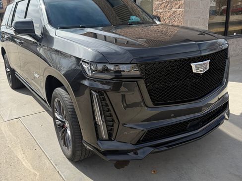 Used 2024 Cadillac Escalade ESV V w/ LPO, ONYX Package image 4