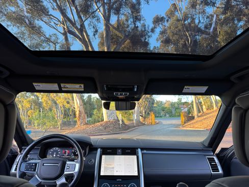 Used 2024 Land Rover Discovery Metropolitan Edition image 8