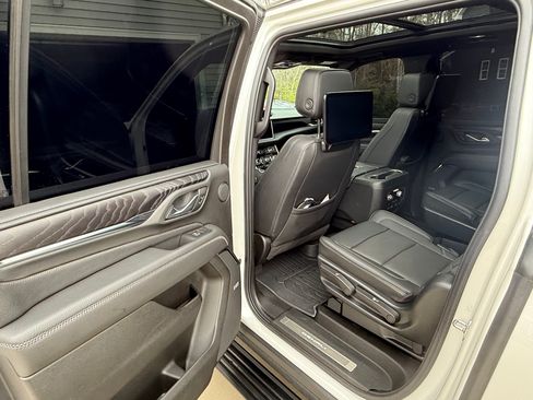 Used 2023 GMC Yukon XL Denali w/ Denali Reserve Package image 10