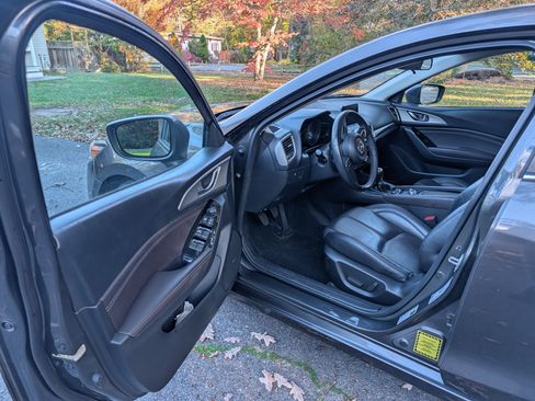 Used 2018 MAZDA MAZDA3 Touring image 11