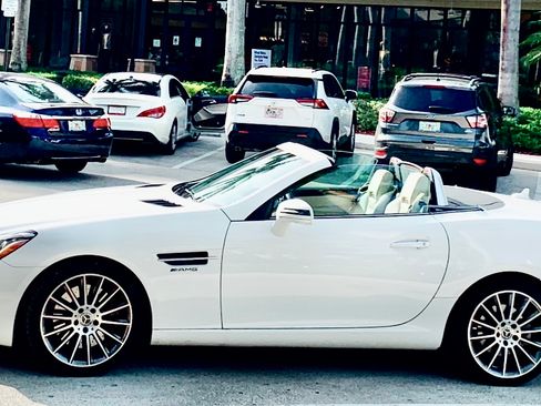 Used 2018 Mercedes-Benz SLC 300 image 2