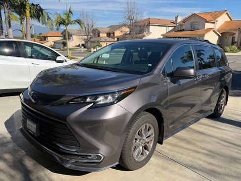 Used 2021 Toyota Sienna XLE image 2