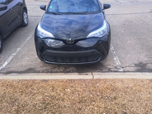 Used 2022 Toyota C-HR XLE image 4