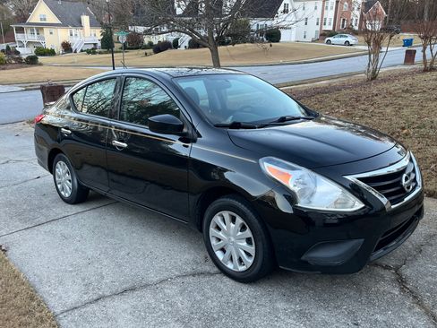 Used 2019 Nissan Versa SV image 2