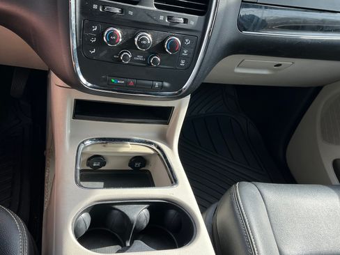 Used 2019 Dodge Grand Caravan SXT image 4