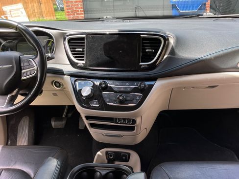 Used 2021 Chrysler Pacifica Touring-L image 13