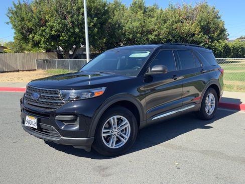Used 2022 Ford Explorer XLT image 1