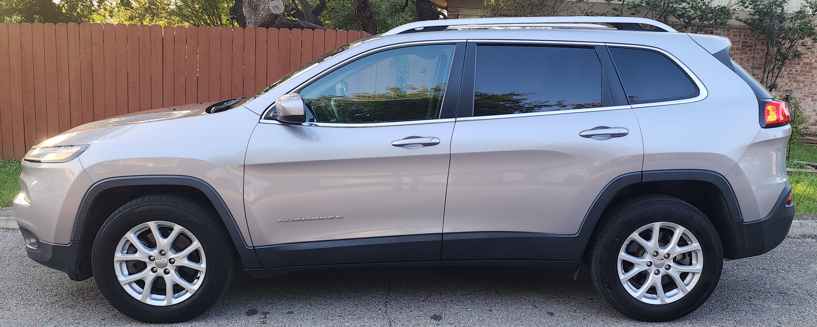 Used 2018 Jeep Cherokee Latitude w/ Safety Group AWD/4WD image 2