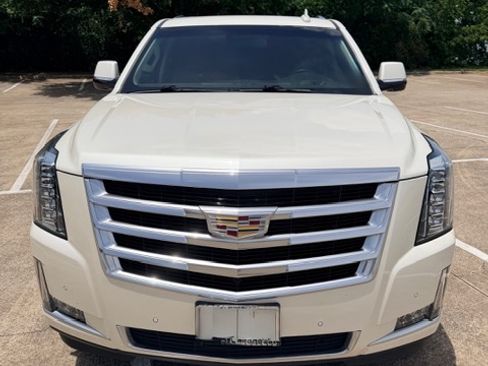 Used 2015 Cadillac Escalade Luxury RWD image 4