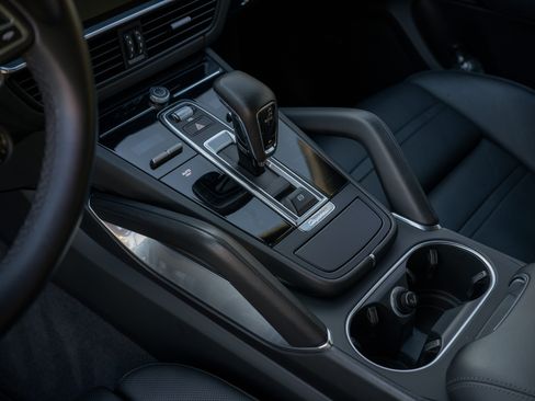 Used 2020 Porsche Cayenne Turbo image 21