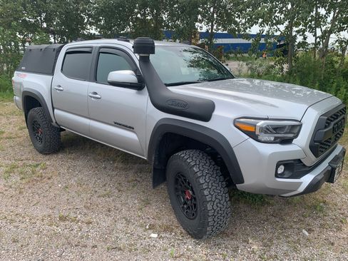 Used 2022 Toyota Tacoma TRD Off-Road w/ TRD Premium Off Road Package AWD/4WD image 2