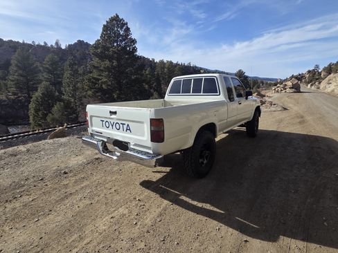 Used 1993 Toyota Pickup Deluxe image 5