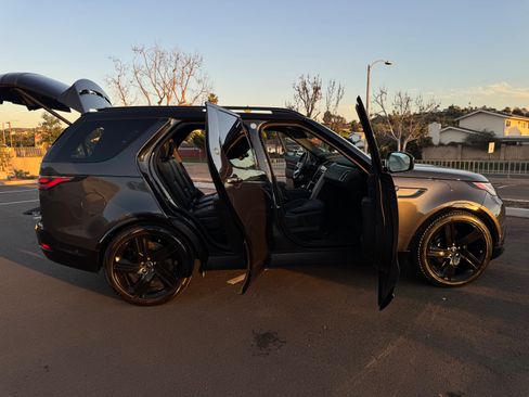 Used 2024 Land Rover Discovery Metropolitan Edition image 16