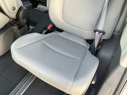 Used 2022 Toyota Sienna XLE w/ XLE Plus Package FWD image 11