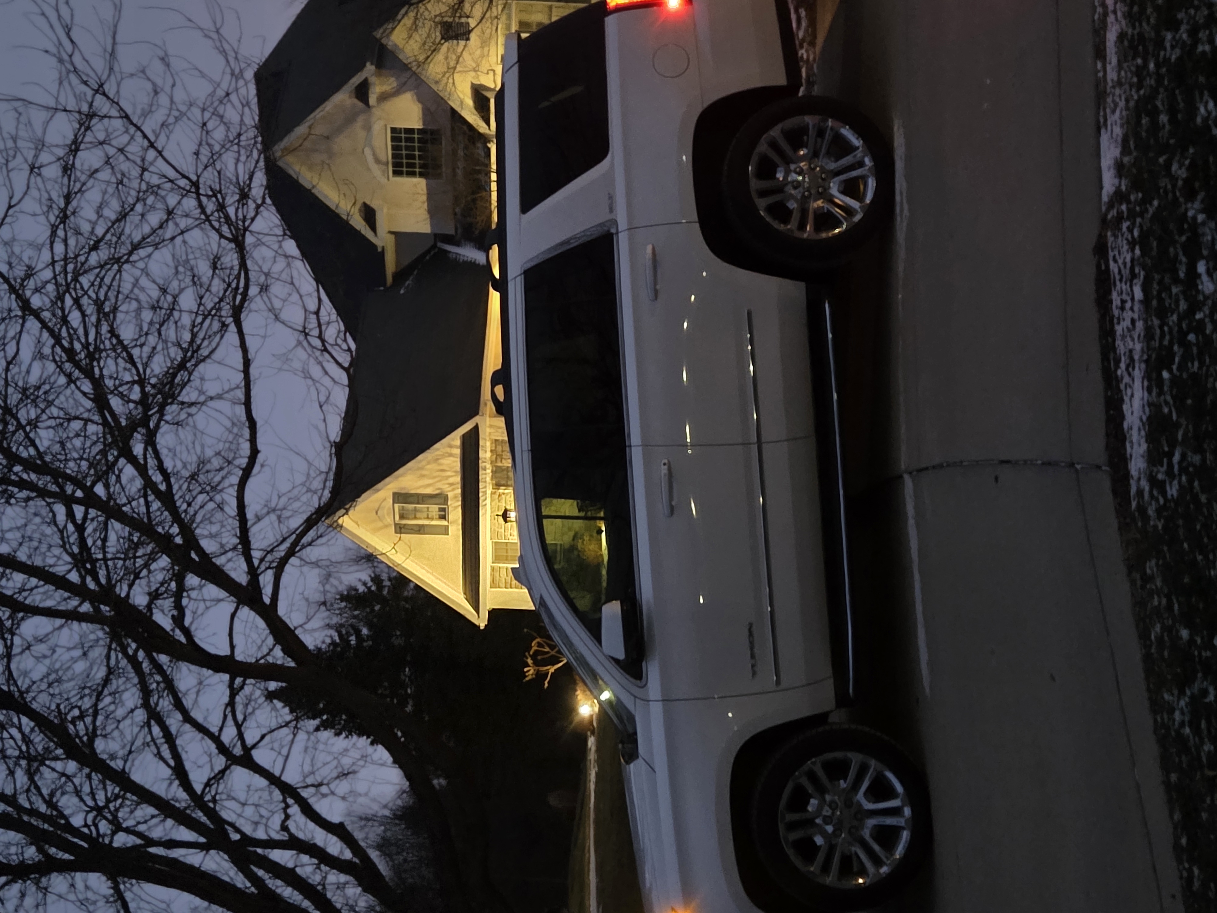 Used 2017 GMC Yukon SLT w/ Premium Edition RWD image 2