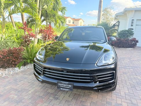 Used 2023 Porsche Cayenne Sport Utility 4D image 1