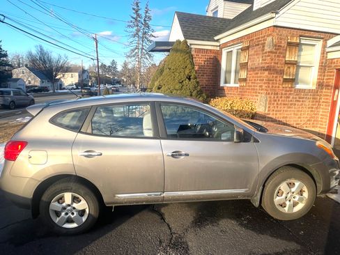 Used 2011 Nissan Rogue S image 1
