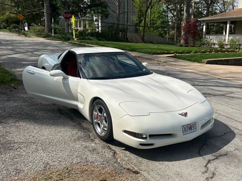Used 2001 Chevrolet Corvette Coupe w/ Preferred Equipment Group2 RWD image 2