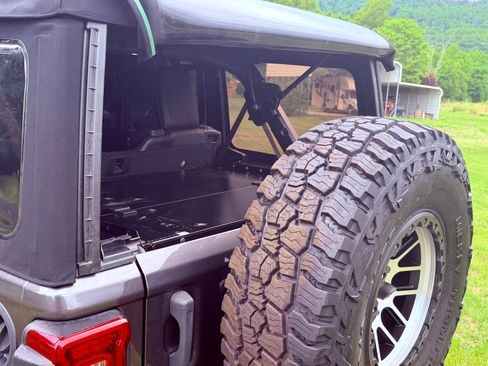 Used 2018 Jeep Wrangler Unlimited Sahara w/ Cold Weather Group AWD/4WD image 8