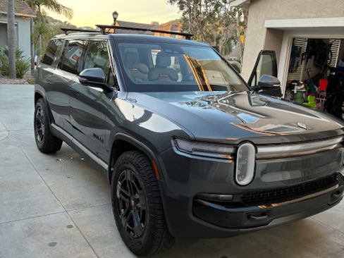 Used 2025 Rivian R1S Adventure image 1