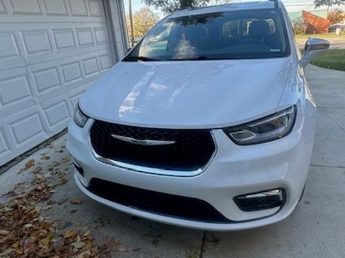 Used 2022 Chrysler Pacifica Limited image 2