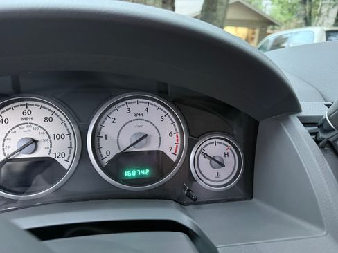 Used 2010 Chrysler Town & Country Touring image 11