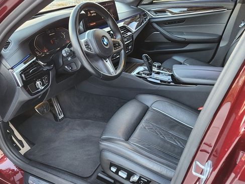 Used 2022 BMW M550i xDrive w/ Dynamic Handling Package image 9
