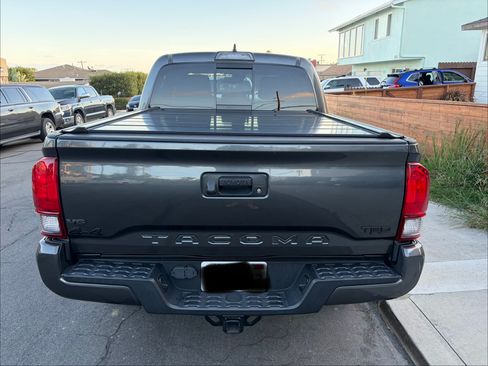 Used 2019 Toyota Tacoma TRD Sport image 4