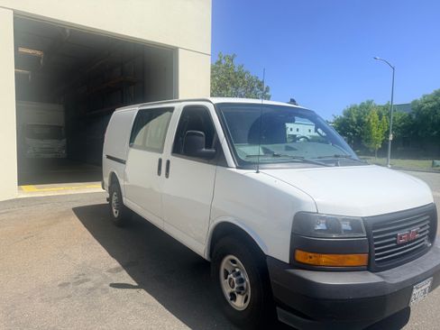 Used 2018 GMC Savana 2500 w/ Communications Package RWD image 1