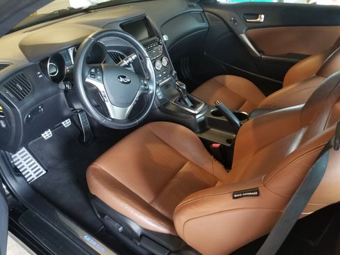 Used 2015 Hyundai Genesis 3.8 image 2