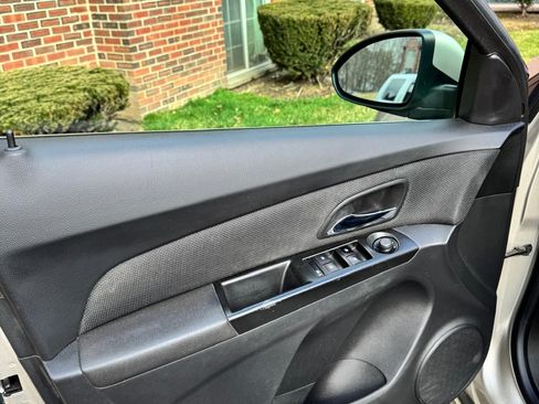 Used 2014 Chevrolet Cruze LT image 13