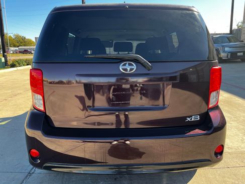Used 2014 Scion xB image 2