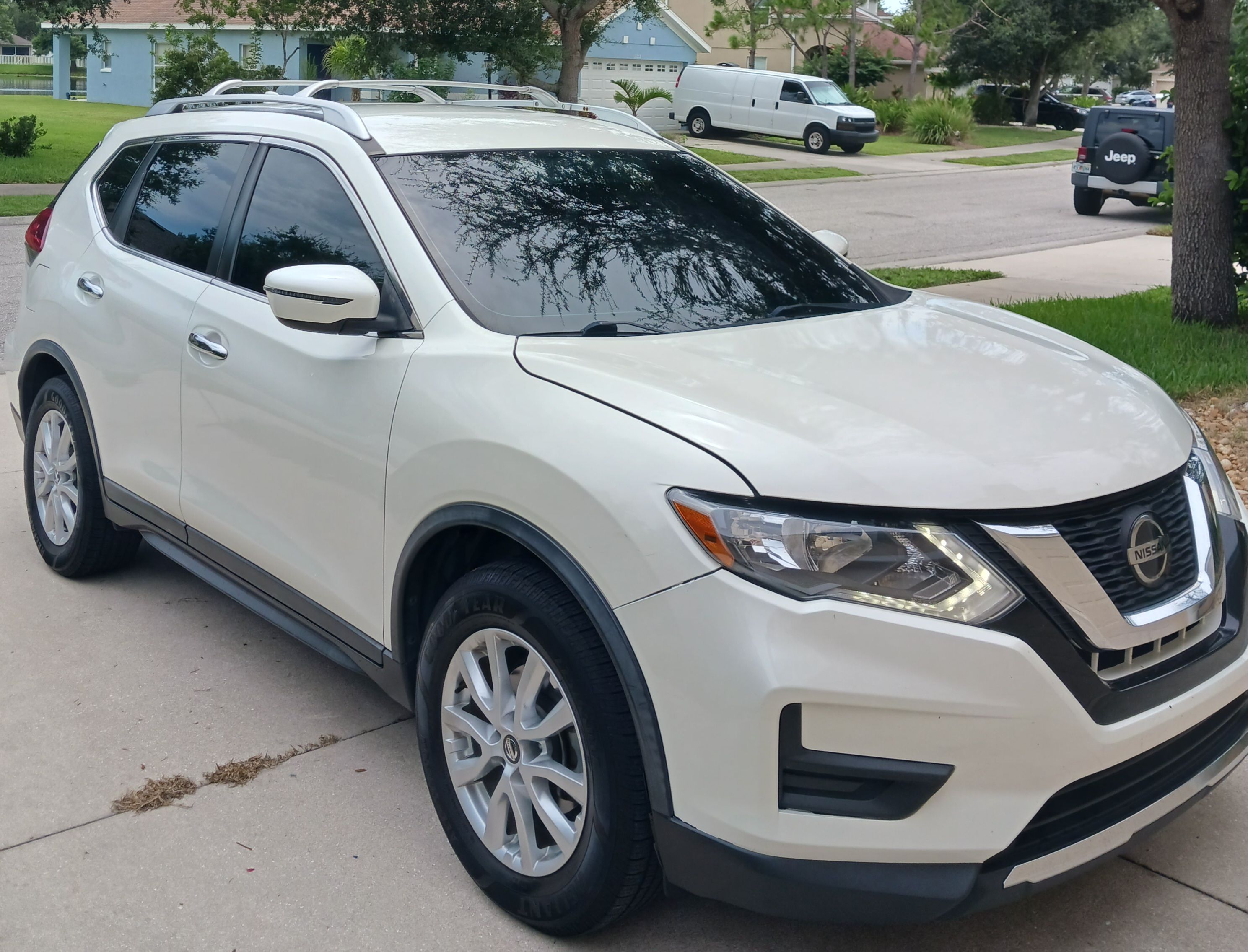 Used 2018 Nissan Rogue SV FWD image 2