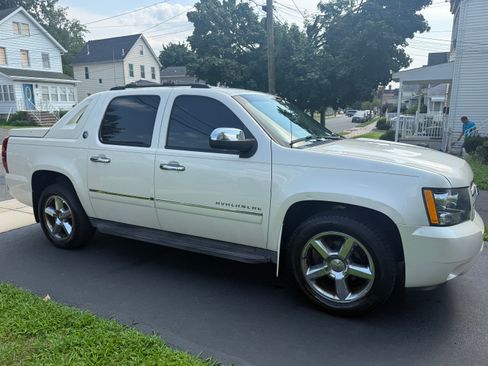 Used 2013 Chevrolet Avalanche LTZ AWD/4WD image 6