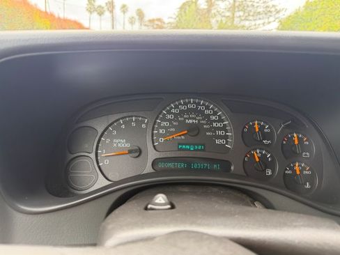 Used 2004 Chevrolet Suburban LS w/ Cargo Package AWD/4WD image 9