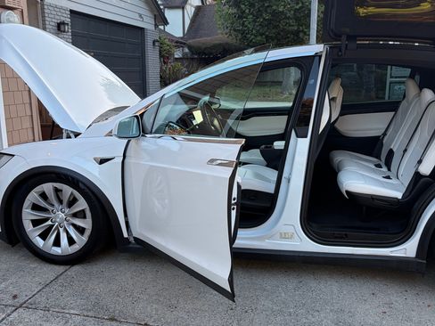 Used 2018 Tesla Model X 100D AWD/4WD image 8
