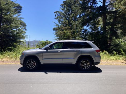 Used 2018 Jeep Grand Cherokee Trailhawk AWD/4WD image 2
