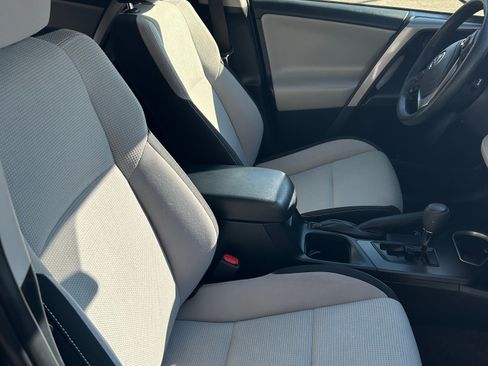 Used 2018 Toyota RAV4 LE image 9