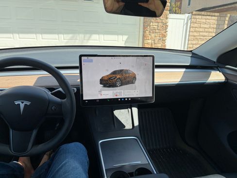 Used 2024 Tesla Model Y 2WD image 4