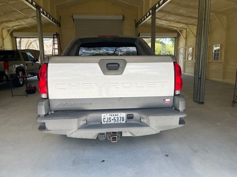 Used 2002 Chevrolet Avalanche 2500 RWD image 2