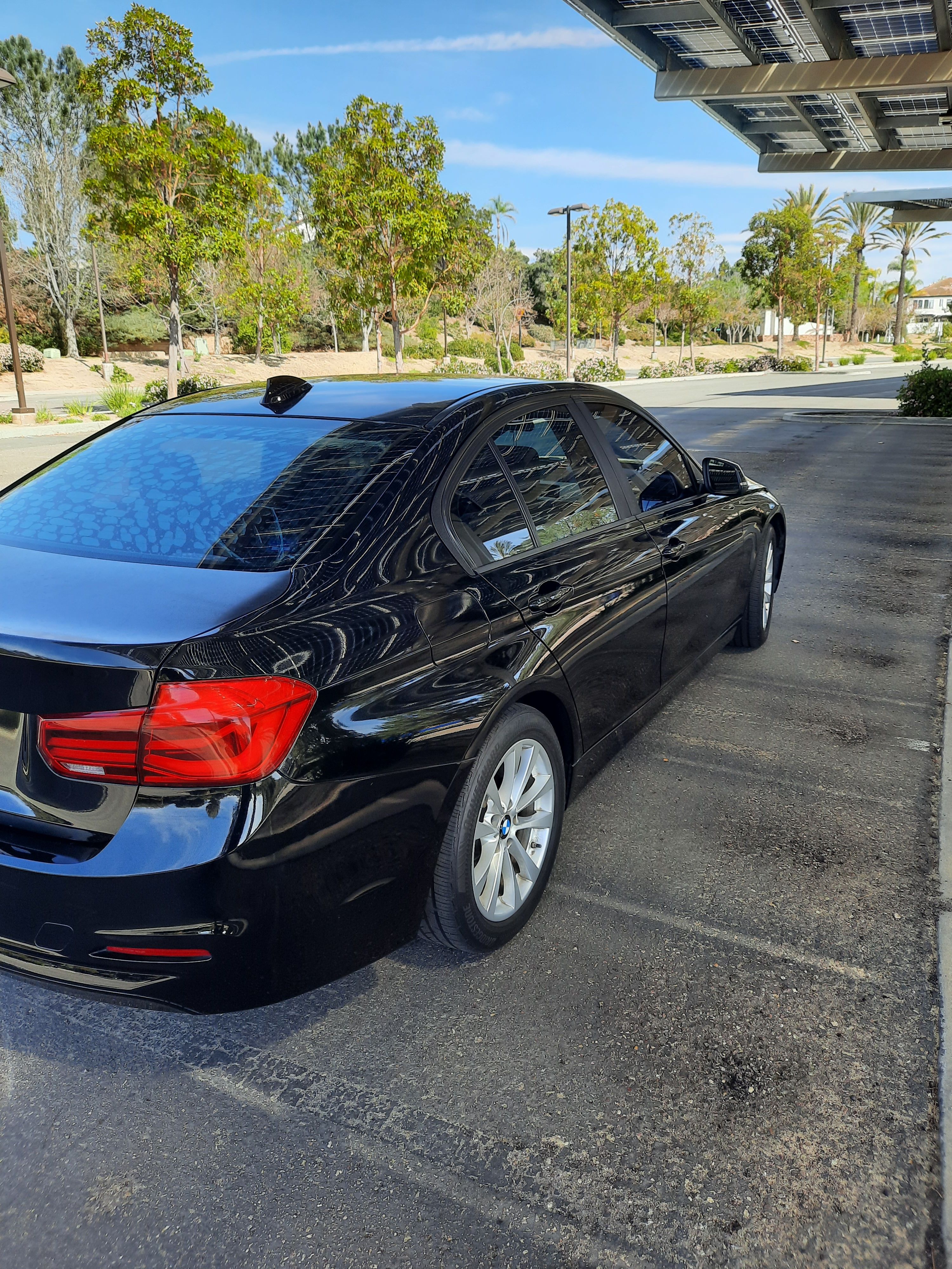 Used 2016 BMW 320i Sedan RWD image 1