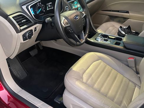 Used 2017 Ford Fusion SE w/ Fusion SE Technology Package image 16