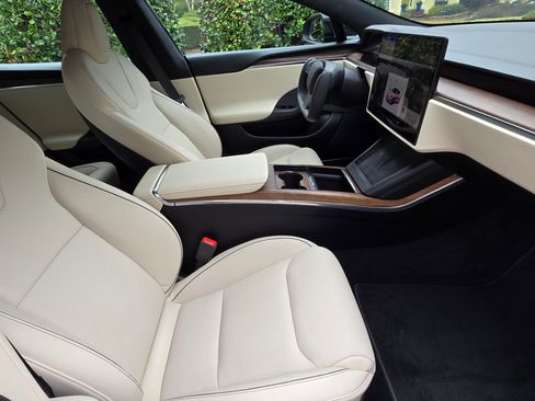 Used 2021 Tesla Model S Plaid image 13