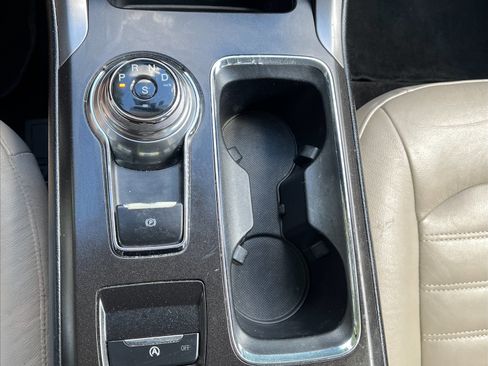 Used 2017 Ford Fusion SE w/ Fusion SE Technology Package image 12