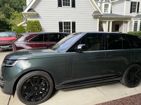 Used 2023 Land Rover Range Rover SE image 1