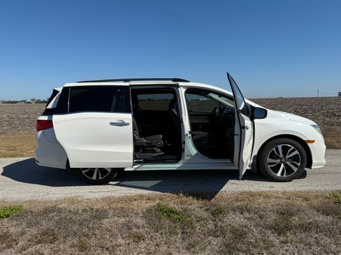 Used 2019 Honda Odyssey Elite image 4