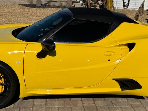 Used 2016 Alfa Romeo 4C Spider image 2